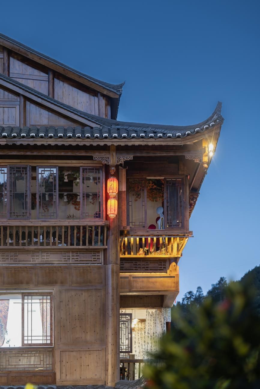 图3 建筑山墙面屋架与美人靠细节