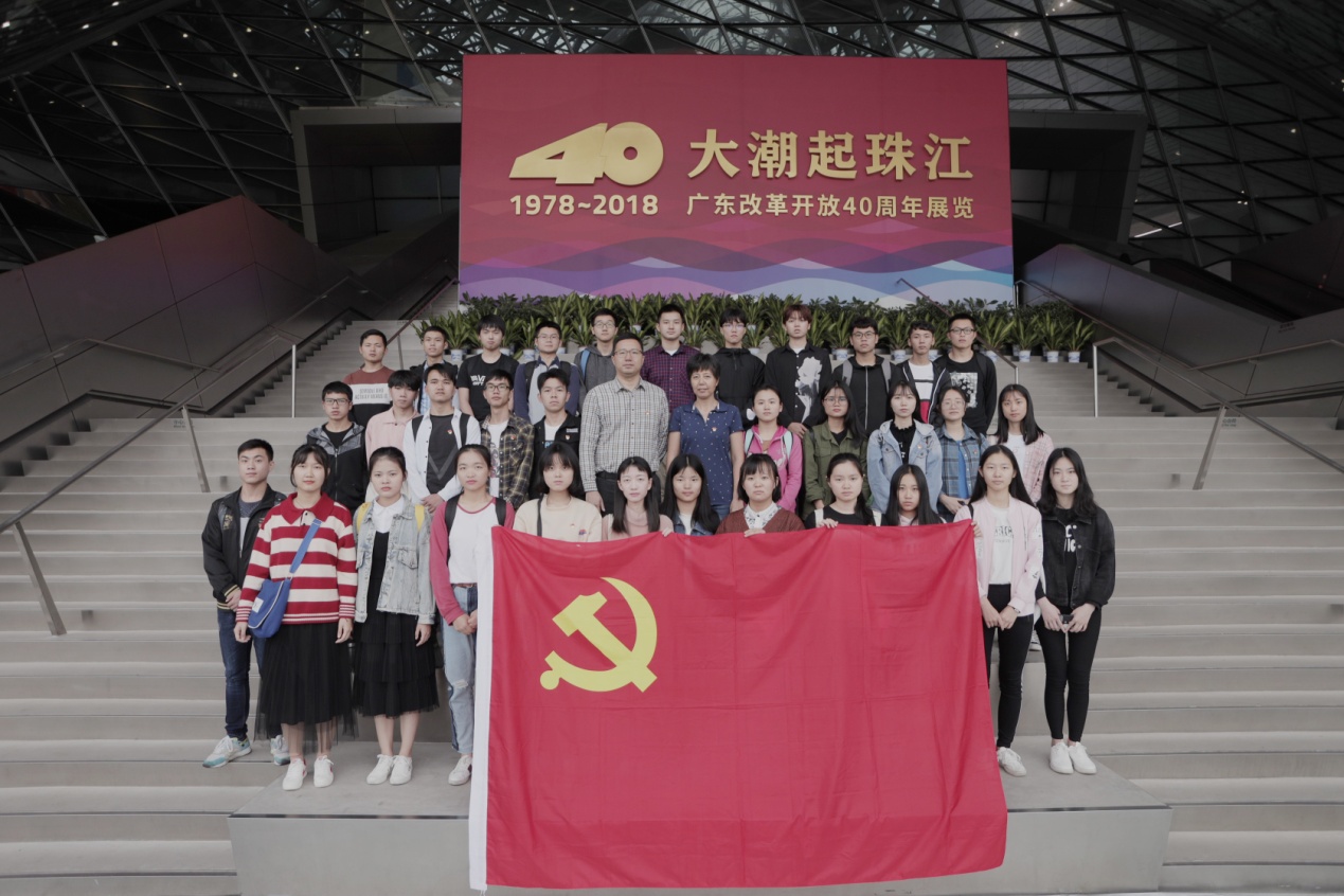 P35右上 学生党建活动.jpg
