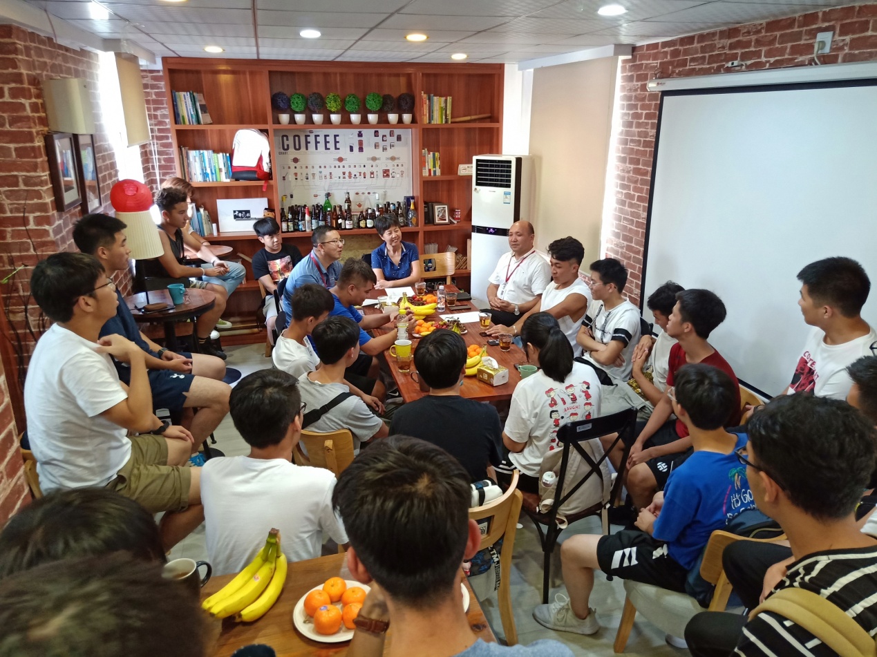 P35 左下 崇理书院品味咖啡屋书记与新疆学生面对面交流活动 .jpg
